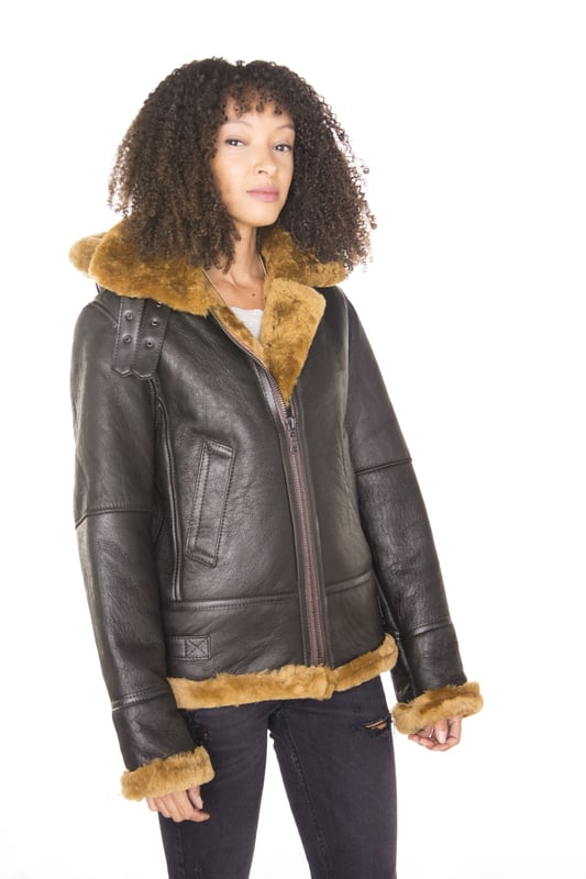 La B3, que se originó en 1934, fue diseñada para ser lo más cálida y cómoda posible, y esta chaqueta se destaca en ese sentido. Confeccionada con piel de oveja de doble cara de la más alta calidad, esta es una chaqueta de primera calidad que cuenta con un cierre de cremallera YKK de longitud completa que se puede dejar abierta en diferentes longitudes para exponer el grueso forro de piel de oveja que aparece en un rico color jengibre o crema. El cuello cuenta con una hebilla que permite abrocharlo para mayor calidez y la cintura cuenta con correas que pueden ajustar el uso de esta chaqueta para complementar el diseño de ajuste ajustado. También hemos introducido dos bolsillos abiertos en la cintura para un almacenamiento de fácil acceso. • Confeccionada con piel de oveja de doble cara de alta calidad • El grueso forro de piel de oveja es famoso por brindar calidez y comodidad • Cuenta con un cierre de cremallera YKK y una hebilla para abrochar el cuello • Con dos bolsillos abiertos en la cintura
