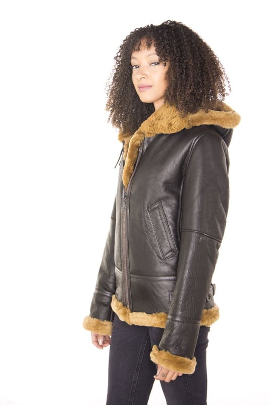 La B3, que se originó en 1934, fue diseñada para ser lo más cálida y cómoda posible, y esta chaqueta se destaca en ese sentido. Confeccionada con piel de oveja de doble cara de la más alta calidad, esta es una chaqueta de primera calidad que cuenta con un cierre de cremallera YKK de longitud completa que se puede dejar abierta en diferentes longitudes para exponer el grueso forro de piel de oveja que aparece en un rico color jengibre o crema. El cuello cuenta con una hebilla que permite abrocharlo para mayor calidez y la cintura cuenta con correas que pueden ajustar el uso de esta chaqueta para complementar el diseño de ajuste ajustado. También hemos introducido dos bolsillos abiertos en la cintura para un almacenamiento de fácil acceso. • Confeccionada con piel de oveja de doble cara de alta calidad • El grueso forro de piel de oveja es famoso por brindar calidez y comodidad • Cuenta con un cierre de cremallera YKK y una hebilla para abrochar el cuello • Con dos bolsillos abiertos en la cintura