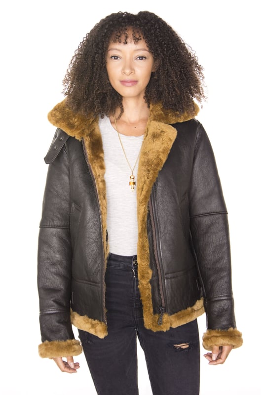 La B3, que se originó en 1934, fue diseñada para ser lo más cálida y cómoda posible, y esta chaqueta se destaca en ese sentido. Confeccionada con piel de oveja de doble cara de la más alta calidad, esta es una chaqueta de primera calidad que cuenta con un cierre de cremallera YKK de longitud completa que se puede dejar abierta en diferentes longitudes para exponer el grueso forro de piel de oveja que aparece en un rico color jengibre o crema. El cuello cuenta con una hebilla que permite abrocharlo para mayor calidez y la cintura cuenta con correas que pueden ajustar el uso de esta chaqueta para complementar el diseño de ajuste ajustado. También hemos introducido dos bolsillos abiertos en la cintura para un almacenamiento de fácil acceso. • Confeccionada con piel de oveja de doble cara de alta calidad • El grueso forro de piel de oveja es famoso por brindar calidez y comodidad • Cuenta con un cierre de cremallera YKK y una hebilla para abrochar el cuello • Con dos bolsillos abiertos en la cintura