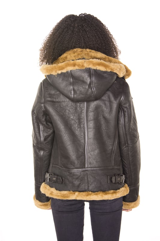 La B3, que se originó en 1934, fue diseñada para ser lo más cálida y cómoda posible, y esta chaqueta se destaca en ese sentido. Confeccionada con piel de oveja de doble cara de la más alta calidad, esta es una chaqueta de primera calidad que cuenta con un cierre de cremallera YKK de longitud completa que se puede dejar abierta en diferentes longitudes para exponer el grueso forro de piel de oveja que aparece en un rico color jengibre o crema. El cuello cuenta con una hebilla que permite abrocharlo para mayor calidez y la cintura cuenta con correas que pueden ajustar el uso de esta chaqueta para complementar el diseño de ajuste ajustado. También hemos introducido dos bolsillos abiertos en la cintura para un almacenamiento de fácil acceso. • Confeccionada con piel de oveja de doble cara de alta calidad • El grueso forro de piel de oveja es famoso por brindar calidez y comodidad • Cuenta con un cierre de cremallera YKK y una hebilla para abrochar el cuello • Con dos bolsillos abiertos en la cintura