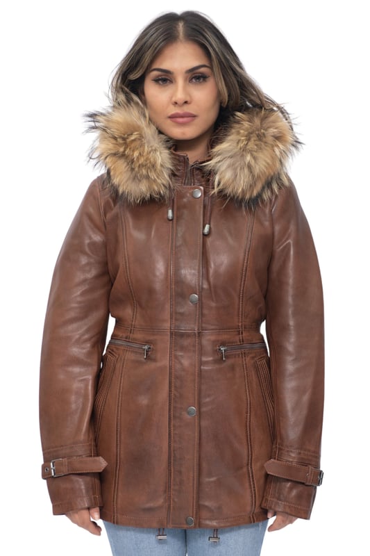 Una parka elegante que ofrece un aspecto más sencillo que nuestro estilo de Bruselas, para aquellos que prefieren una moda más minimalista y sofisticada. Esta chaqueta viene con una capucha forrada de piel, ideal para el invierno debido a su calidez y comodidad, al mismo tiempo que es un complemento elegante para esta prenda. Esta chaqueta cuenta con una bragueta con botones sobre el cierre de cremallera YKK que crea una estética más clásica. También hemos añadido hebillas a los puños para una mayor capacidad de ajuste para garantizar que las mangas sigan siendo transpirables durante el uso durante todo el día, así como dos cremalleras horizontales extendidas que recorren la cintura para proporcionar una gran cantidad de almacenamiento. • 100% piel de napa ultra suave de primera calidad • Cuenta con capucha de piel desmontable, dos grandes bolsillos exteriores y puños ajustables • Cuello alto de embudo que se puede abrochar con una cremallera YKK de longitud completa
