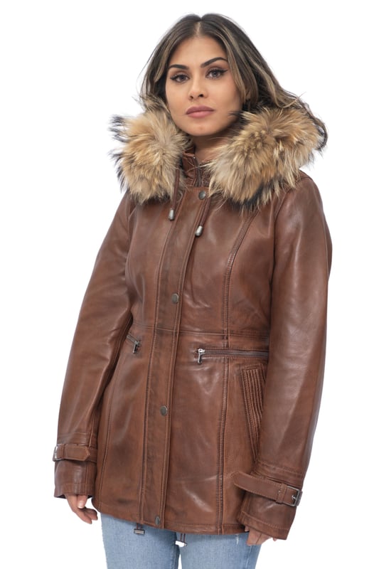 Una parka elegante que ofrece un aspecto más sencillo que nuestro estilo de Bruselas, para aquellos que prefieren una moda más minimalista y sofisticada. Esta chaqueta viene con una capucha forrada de piel, ideal para el invierno debido a su calidez y comodidad, al mismo tiempo que es un complemento elegante para esta prenda. Esta chaqueta cuenta con una bragueta con botones sobre el cierre de cremallera YKK que crea una estética más clásica. También hemos añadido hebillas a los puños para una mayor capacidad de ajuste para garantizar que las mangas sigan siendo transpirables durante el uso durante todo el día, así como dos cremalleras horizontales extendidas que recorren la cintura para proporcionar una gran cantidad de almacenamiento. • 100% piel de napa ultra suave de primera calidad • Cuenta con capucha de piel desmontable, dos grandes bolsillos exteriores y puños ajustables • Cuello alto de embudo que se puede abrochar con una cremallera YKK de longitud completa