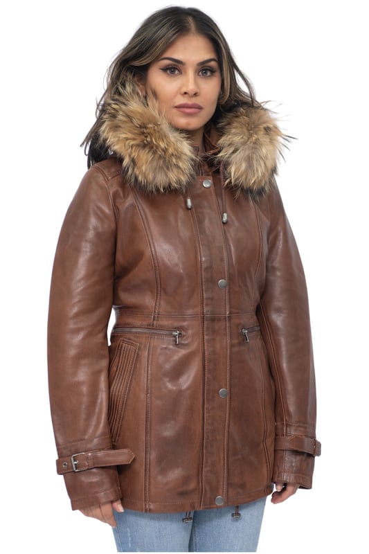 Una parka elegante que ofrece un aspecto más sencillo que nuestro estilo de Bruselas, para aquellos que prefieren una moda más minimalista y sofisticada. Esta chaqueta viene con una capucha forrada de piel, ideal para el invierno debido a su calidez y comodidad, al mismo tiempo que es un complemento elegante para esta prenda. Esta chaqueta cuenta con una bragueta con botones sobre el cierre de cremallera YKK que crea una estética más clásica. También hemos añadido hebillas a los puños para una mayor capacidad de ajuste para garantizar que las mangas sigan siendo transpirables durante el uso durante todo el día, así como dos cremalleras horizontales extendidas que recorren la cintura para proporcionar una gran cantidad de almacenamiento. • 100% piel de napa ultra suave de primera calidad • Cuenta con capucha de piel desmontable, dos grandes bolsillos exteriores y puños ajustables • Cuello alto de embudo que se puede abrochar con una cremallera YKK de longitud completa