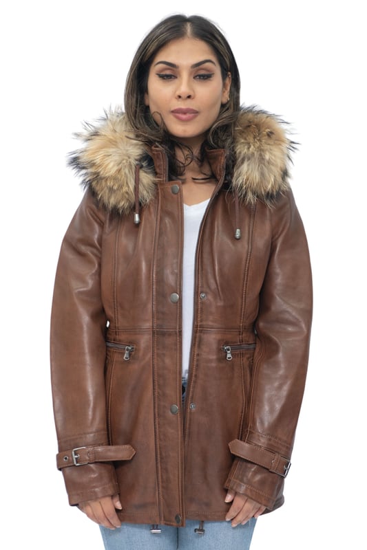 Una parka elegante que ofrece un aspecto más sencillo que nuestro estilo de Bruselas, para aquellos que prefieren una moda más minimalista y sofisticada. Esta chaqueta viene con una capucha forrada de piel, ideal para el invierno debido a su calidez y comodidad, al mismo tiempo que es un complemento elegante para esta prenda. Esta chaqueta cuenta con una bragueta con botones sobre el cierre de cremallera YKK que crea una estética más clásica. También hemos añadido hebillas a los puños para una mayor capacidad de ajuste para garantizar que las mangas sigan siendo transpirables durante el uso durante todo el día, así como dos cremalleras horizontales extendidas que recorren la cintura para proporcionar una gran cantidad de almacenamiento. • 100% piel de napa ultra suave de primera calidad • Cuenta con capucha de piel desmontable, dos grandes bolsillos exteriores y puños ajustables • Cuello alto de embudo que se puede abrochar con una cremallera YKK de longitud completa