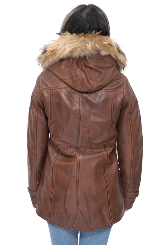 Una parka elegante que ofrece un aspecto más sencillo que nuestro estilo de Bruselas, para aquellos que prefieren una moda más minimalista y sofisticada. Esta chaqueta viene con una capucha forrada de piel, ideal para el invierno debido a su calidez y comodidad, al mismo tiempo que es un complemento elegante para esta prenda. Esta chaqueta cuenta con una bragueta con botones sobre el cierre de cremallera YKK que crea una estética más clásica. También hemos añadido hebillas a los puños para una mayor capacidad de ajuste para garantizar que las mangas sigan siendo transpirables durante el uso durante todo el día, así como dos cremalleras horizontales extendidas que recorren la cintura para proporcionar una gran cantidad de almacenamiento. • 100% piel de napa ultra suave de primera calidad • Cuenta con capucha de piel desmontable, dos grandes bolsillos exteriores y puños ajustables • Cuello alto de embudo que se puede abrochar con una cremallera YKK de longitud completa