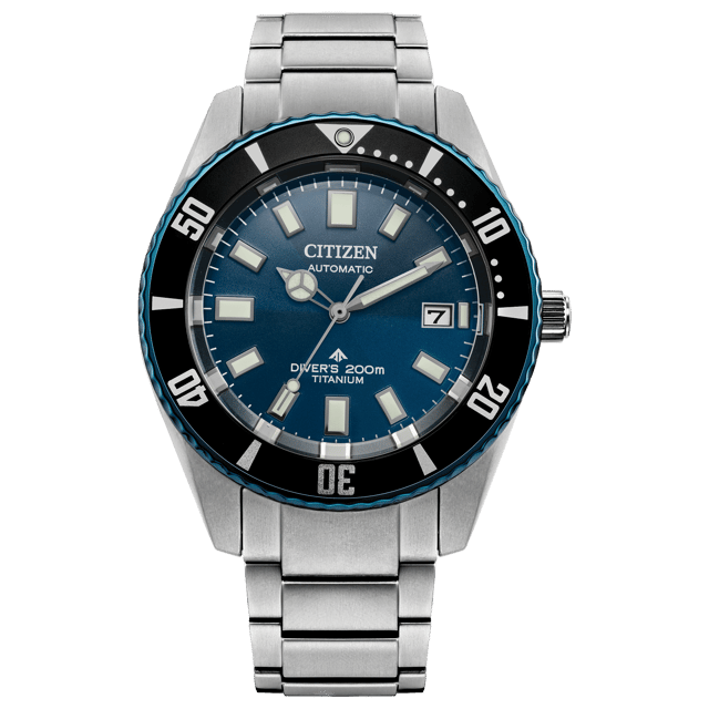 Diese Citizen Promaster Fujitsubo Limited Edition Analoguhr für Männer ist das perfekte Zeitmessgerät zum Tragen oder Verschenken. Das silberne 41 mm runde Gehäuse in Kombination mit dem komfortablen Silber-Titan-Uhrenarmband sorgt dafür, dass Sie dieses atemberaubende Zeitmessgerät ohne Kompromisse genießen können. Angetrieben von einem hochwertigen automatischen Uhrwerk und wasserfest bis 20 bar, wird Ihre Uhr weiterhin zuverlässig ticken. Die Promaster-Serie, die das Wesen der Erkundung in der Luft, zu Land oder zur See einfängt, feiert ihr 35-jähriges Jubiläum im Bereich professioneller Abenteuer mit einer neuen limitierten Serienausgabe. Diese automatische Analoguhr verfügt über eine Kalenderfunktion: Datum, leuchtende Zeiger, leuchtende Zahlen und eine verschraubte Krone. Hochwertiges 21 cm langes und 19 mm breites Silber-Titan-Armband mit einer Faltschließe mit Druckknopf. Gehäusedurchmesser: 41 mm, Gehäusehöhe: 12 mm und Gehäusesilber: Zifferblattfarbe: Blau.