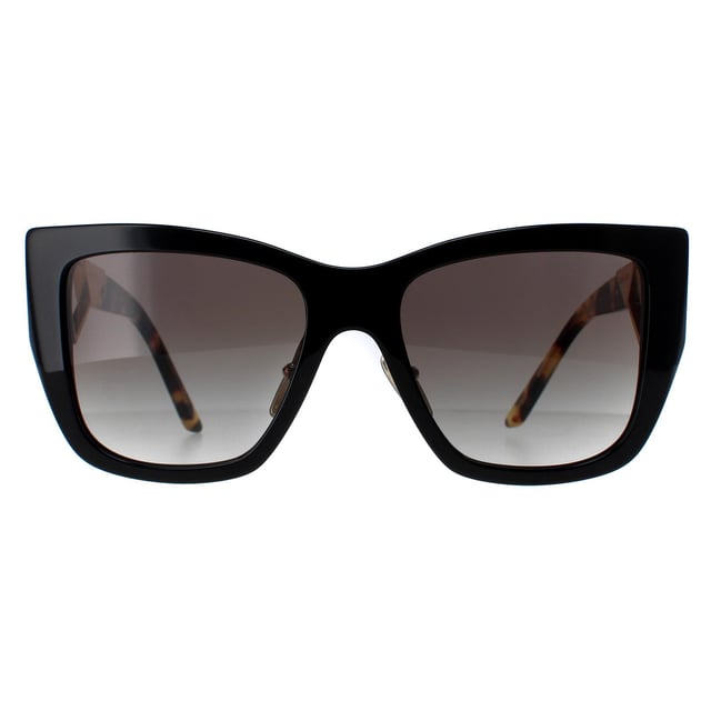 Las gafas de sol Prada PR21YS 1AB0A7 en degradado negro y gris tortuga son un elegante diseño fabricado en material de acetato de alta calidad que garantiza durabilidad y comodidad. Las plaquetas nasales de silicona ofrecen comodidad durante todo el día, mientras que las patillas están decoradas con el icónico logotipo de Prada, para mayor sofisticación. Estas gafas de sol son perfectas para cualquier ocasión, ya sea un día al sol o una salida nocturna por la ciudad.