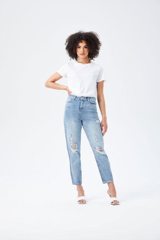 Model is 5'9.5 and wears a size 8. Ripped mom jeans are a wardrobe classic and are Lola jeans are a must! Responsibly sourced and part of our sustainable range