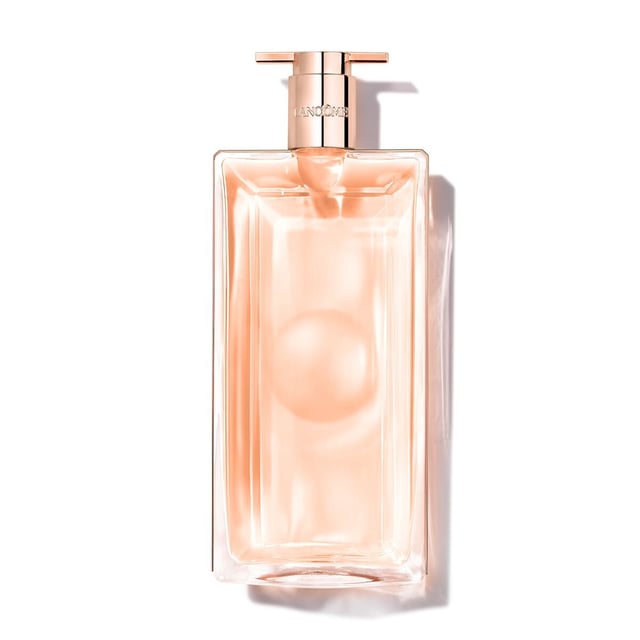 This women's fragrance opens a new chapter in the Idôle fragrance collection, inviting you to explore your inner self and become part of a larger community. Unleash your strengths and embark on your journey alongside other women who know exactly what they want. Lancôme's Idôle l'Eau de Toilette opens with a shincha tea accord characterized by a very special finesse. It welcomes an enchanting blend of roses obtained through two different refining processes and refined with rose water. The women's fragrance is rounded off by a harmonious trio of bergamot, partially enriched by molecular distillation, evoking a bittersweet sensation.