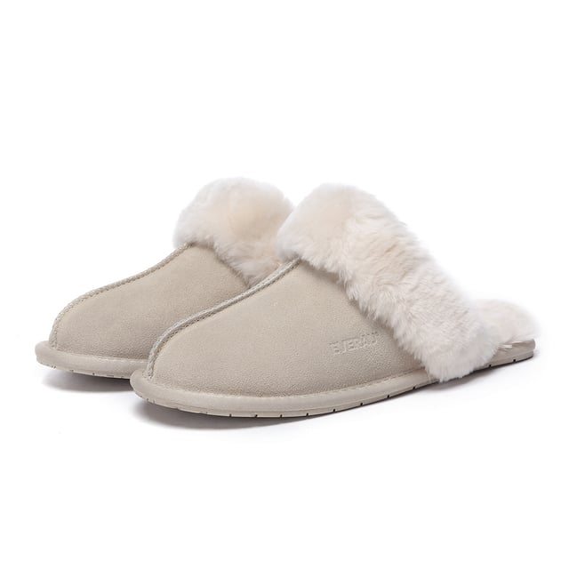 Estas pantuflas Harrier suaves y esponjosas son pantuflas tradicionales para mujer que son perfectas para usar en casa y brindan la máxima calidez y comodidad en las noches de invierno. Descripción: Ante Parte superior Forro de lana de piel de oveja Plantilla de lana de piel de oveja Suela de goma antideslizante Tecnologías: Parte superior resistente al agua Suela ligera