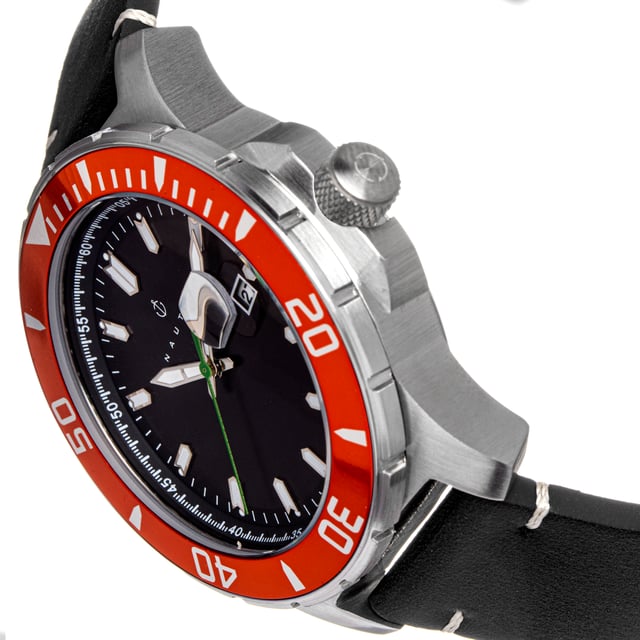 316L roestvrijstalen behuizing van chirurgische kwaliteit; Japans Seiko PC32 quartz uurwerk; Niet-verblindend krasbestendig mineraal kristal; Logo-gegraveerde roestvrijstalen achterkant; Uni-directionele bezel; Geschroefde kroon; Echt lederen band; Logo-gegraveerde roestvrijstalen sluiting; Lichtgevende wijzers; Lichtgevende markeringen; Vergrote datumweergave; 45 mm kastdiameter; 20ATM waterbestendigheid (goedgekeurd voor professioneel diepduiken);