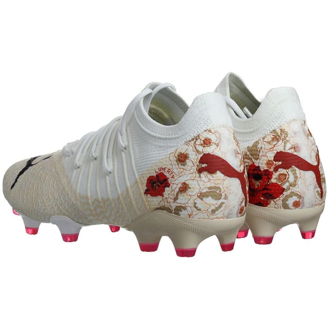 Puma X Liberty of London Future 1.4 FG/AG Boots de fútbol beige femenino, una notable colaboración entre Puma y la prestigiosa libertad de Libertad of London. Estas botas de fútbol combinan tecnología de rendimiento de vanguardia con la elegancia atemporal del diseño icónico de Liberty, creando una opción de calzado destacada para las atletas femeninas que buscan estilo y funcionalidad en el campo.

Características clave:

Actuación incomparable: las botas de fútbol Puma X Liberty of London Future 1.4 femeninas están diseñadas para ofrecer un rendimiento excepcional. Con tecnologías avanzadas, ofrecen velocidad, agilidad y capacidad de respuesta superior, lo que le brinda una ventaja competitiva durante cada juego.

Diseño beige sorprendente: estas botas muestran un color beige sofisticado con intrincados elementos de diseño de Liberty of London, lo que las convierte en una declaración de moda tanto dentro como fuera del campo. Destaca con elegancia mientras expresa tu sentido único de estilo.

Placa soleada FG/Ag versátil: la placa soleada FG/Ag proporciona una tracción versátil, haciendo que estas botas sean adecuadas para su uso tanto en la hierba natural y las superficies modernas de césped artificial. Disfrute de un rendimiento constante independientemente de las condiciones de lanzamiento.

Comfort y ajuste: las botas de fútbol Puma Future 1.4 ofrecen un ajuste cómodo y cómodo, abrazando los pies de forma segura. El collar de apoyo de apoyo mejora la estabilidad y reduce el riesgo de lesiones durante los movimientos ágiles.

Liberty of London Artistry: La colaboración con Liberty of London presenta su reconocido arte de arte y creativo al diseño de las botas. La incorporación de los patrones y motivos icónicos de Liberty agrega un toque de lujo a su ropa deportiva.

Ligeros y receptivos: estas botas están diseñadas con materiales livianos, asegurando la agilidad y la capacidad de respuesta en cada paso que tome en el campo.