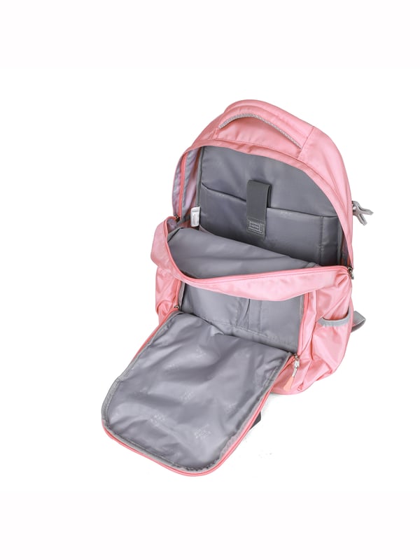 Mochila unisex. El cierre es con cremallera. Los bolsillos internos son uno abierto. Hay tres bolsillos externos con cremallera y dos laterales abiertos. Falta la correa para el hombro. El asa es de tela. Hay un compartimento interno. El material exterior es poliéster. Internamente está forrado en poliéster. Medidas: 32x18x45 cm. Producto de moda