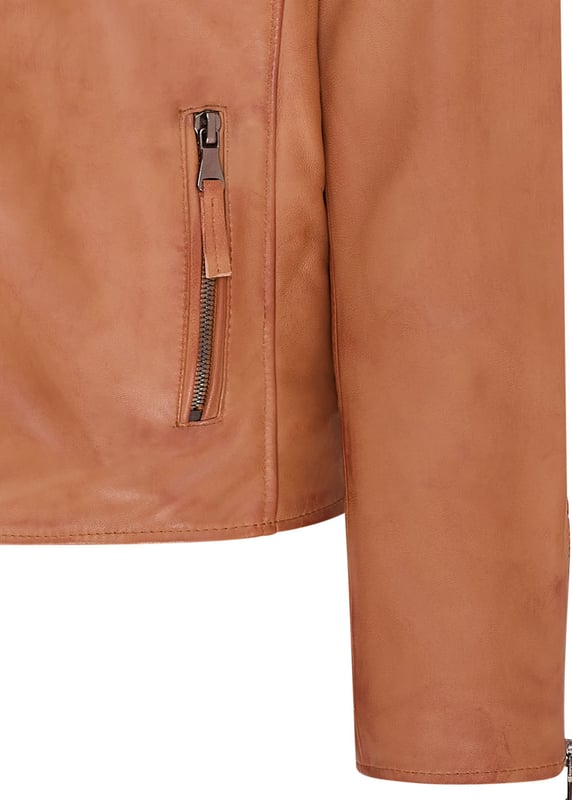 La pieza central de un look atemporal, esta chaqueta está confeccionada con piel de napa de grano completo para lograr una silueta de motociclista elegante y de corte ajustado. Los llamativos detalles de esta prenda incluyen detalles acanalados en los hombros y un cuello ancho tradicional. La parte delantera de la chaqueta está acentuada con una cremallera doble y cuenta con un bolsillo con cremallera inclinado en el pecho, así como otros dos bolsillos con cremallera. Esta chaqueta viene en una gama de colores para adaptarse a una variedad de gustos, lo que permite que todos encuentren su estilo ideal en esta clásica pieza de estilo Brando. • 100% piel de napa ultra suave de primera calidad. • Bolsillo en el pecho con cremallera inclinada • Doble cremallera delantera, etiquetada para facilitar su uso • Solapas anchas con botones a presión • Bolsillos integrados en el forro de la chaqueta • Detalles acanalados en los hombros • Puños con cremallera elegantes