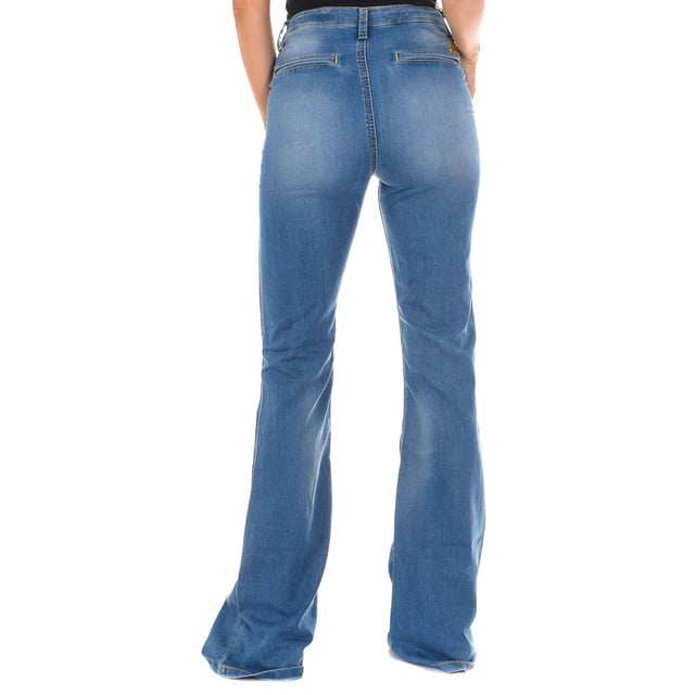 Long jeans. 
 Color Blue denim 
 Waist with belt loops. 
 Button and zip closure on the front. 
 Two pockets on the front. 
 Two fake pockets on the back. 
 Brand name plate on the back of the waist. 
 Flared cut hem. 
 Worn effect. 
 Matching seams. 

 Composition: 
 - 98% Cotton - 2% Elastane. 

 Washing instructions: 
 - Wash maximum at 40ºC. 
 - Iron at medium temperature. max. 110ºC. 
 - Lets you use a dryer. 
 - Do not use bleach. 
 - Does not support dry cleaning. 

 Composition: 98% Cotton - 2% Elastane.
 Care:
- Wash maximum at 40ºC.
 - Iron at medium temperature. max. 110ºC.
 - Allows you to use a dryer.
 - Do not use bleach.
 - Does not support dry cleaning.