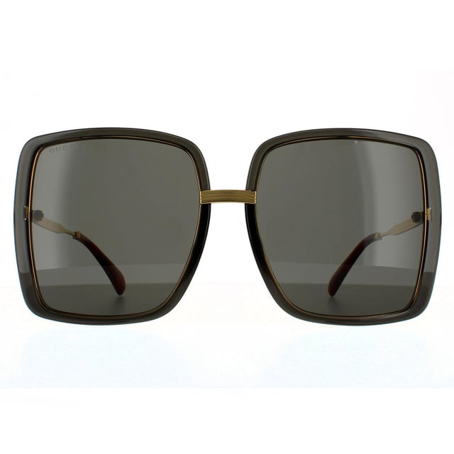 Gafas de sol cuadradas para mujer Gucci en gris con cristales y detalles en oro. Las gafas Gucci tienen lentes superoversized en forma cuadrada con montura de plástico y delgadas varillas y puente de metal en contraste. Rayas están grabadas en el metal, así como el logo de Gucci en las varillas.