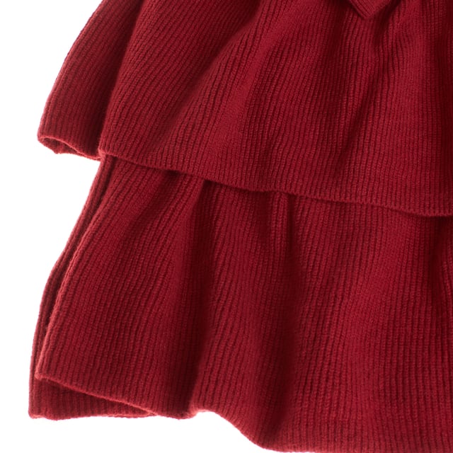 This elegant girl's dress is made from a thick knit fabric, ideal for cool climates.

 Its design includes long sleeves with slight gathering on the shoulders, adding a delicate and feminine touch.

 The top of the dress has a fitted fit, while the skirt is made up of two ruffles, creating a beautiful layered effect with volume, which adds movement and style to the garment.

 The round neck and no additional embellishments design make this dress versatile and easy to pair for formal or casual occasions.

 It is a perfect garment for autumn or winter, combining fashion and comfort, ideal for keeping girls warm and stylish at the same time.
 Composition: 53% Cotton, 43% Nylon
 Care:
- Hand wash or delicate cycle.
 - Use mild detergents.
 - Do not use a dryer.
 - Iron at low temperature.
 - Do not dry clean.