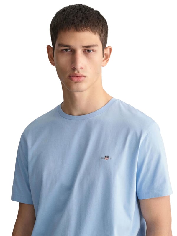 Das Gant Original T-Shirt ist ein klassisches T-Shirt mit Rundhalsausschnitt und Logostickerei auf der Brust. Es verfügt über kurze Ärmel und einen Rundhalsausschnitt. Diese leichten und atmungsaktiven T-Shirts in regulärer Passform sind aus 100 % Baumwolle gefertigt und maschinenwaschbar.