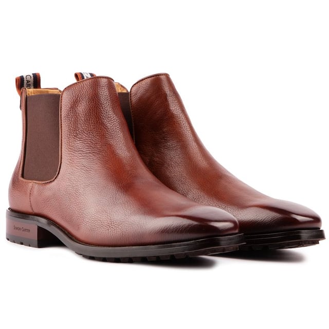 Presentamos el trébol estilo Simon Carter. Una bota Chelsea clásica para hombre que combina sin esfuerzo la elegancia atemporal con detalles cautivadores. Estas botas redefinen el diseño icónico de Chelsea. añadiendo un toque de sofisticación con un toque de personalidad a cada paso. Elaborado con meticulosa precisión a partir de materiales de primera calidad. Las botas Clover Chelsea combinan comodidad. durabilidad y elegancia inspiradas en el estilo distintivo de Simon Carter. Ya sea que te estés disfrazando o infundiendo carácter a tu atuendo diario. Las botas Chelsea SC Clover para hombre prometen ser su elección de confianza.