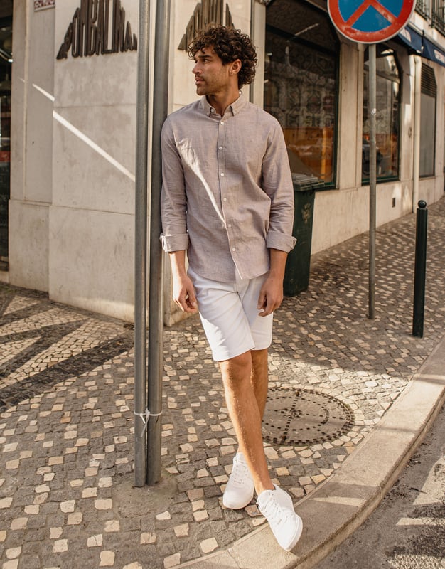 In your free time or at the office, this stylish shirt from Threadbare is a must-have in every closet. Combined with jeans or smart trousers, it is suitable for any occasion. The classic button placket and shirt collar round off the cut and give the shirt an elegant style.