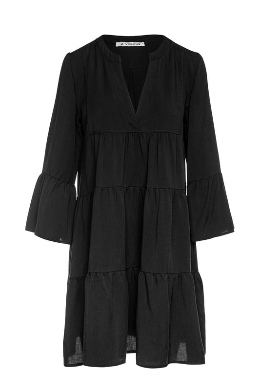 Vestido negro con costuras fruncidas en tejido de tencel tejido. Mangas acampanadas 3/4. Escote redondo con una abertura en V de 24 cm en la parte delantera. Broche a presión en el interior en la parte inferior de la V para evitar que se abra demasiado. Doble capa de forma oblonga debajo de la abertura en V en la parte delantera. El vestido tiene dos paneles fruncidos de 24 cm de ancho. Pliegue doble en la parte posterior. Silueta suelta en línea A. Largo por encima de la rodilla.