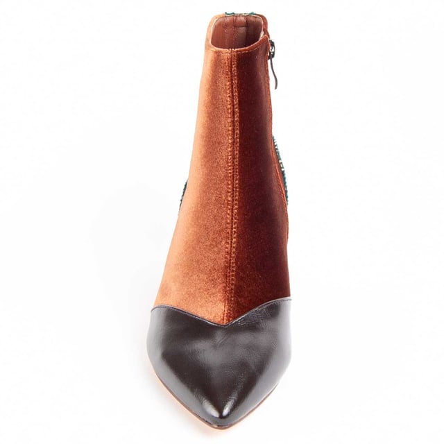 Women's ankle boots with heel. Comfortable fit. Cushioned natural leather insole. Manufactured by other brands for our brand. Approximate measurements: 6 cm heel, 14 cm high and 10 cm wide.