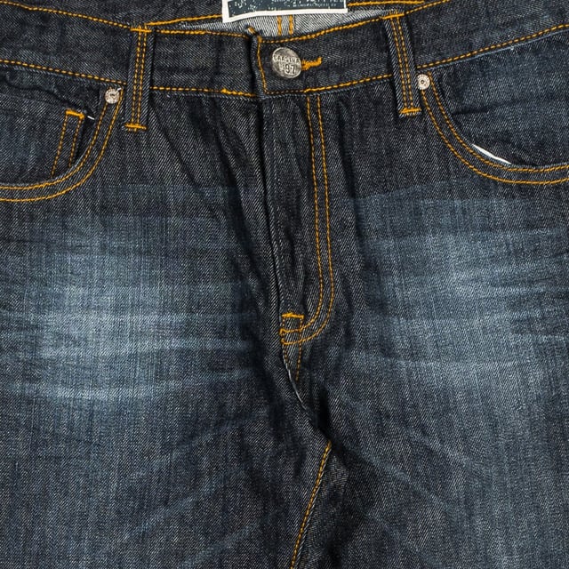 Hose.
 Dunkelgrau mit leichtem Abnutzungseffekt.
 Knopfverschluss und Reißverschluss.
 Bund mit Gürtelschlaufen und verstellbar durch interne elastische.
 Zwei offene Taschen und Mini-Tasche auf der Vorderseite.
 Personalisierte Haut Patch von Marke, in der Rückseite des Bunds.
 Zwei offene Taschen auf der Rückseite.
 Niederlande mit geradem Abschluss.
 Nähte Ansichten in camel Ton.

 Zusammenstellung:
 - 100% Baumwolle.

 Waschanleitung:
 - Waschen bis zu 30C.
 - Bügeln bei mittlerer Temperatur, max. 110C.
 - Nicht trocknergeeignet.
 - Nicht bleichen.
 - Chemische Reinigung nicht erlaubt.


 Zusammenstellung: 100% Baumwolle
 Pflege:
Maximal bei 30ºC waschen.
 - Bügeln bei mittlerer Temperatur, max. 110ºC.
 - Die Verwendung eines Trockners ist nicht erlaubt.
 - Keine Bleichmittel verwenden.
 - Chemische Reinigung ist nicht möglich.