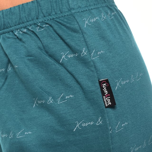Pijama mujer de invierno afelpado de Kisses&Love. ¡Pijamas invierno de primera calidad!

El pijama para mujer afelpado combina una camiseta de manga larga con cuello redondo y un pantalón largo. 

Confeccionado en materiales suaves, abrigados y transpirables, asegura comodidad durante toda la noche. 

Ideal para el invierno, este conjunto ofrece un equilibrio perfecto entre estilo y confort para un descanso reparador.

Diseños exclusivos y variedad de estampados: Los pijamas mujer invierno están disponibles en una amplia gama de diseños exclusivos y estampados, permitiéndote elegir entre diferentes estilos que reflejan tu personalidad y gusto. Desde estampados hasta tipografías, colores vibrantes y otros más suaves, cada pijama ofrece un toque único y especial.

Fácil cuidado y durabilidad: Fabricado en algodón afelpado resistente, y algunos modelos con un leve porcentaje de poliéster, el pijama de mujer es fácil de lavar a máquina y mantiene su suavidad, color y forma lavado tras lavado. Este fácil mantenimiento garantiza que el pijama siga siendo una prenda favorita en tu guardarropa, ofreciendo durabilidad y practicidad a lo largo del tiempo, especialmente durante las estaciones más frías.

Pijama de invierno mujer, el regalo perfecto para el día de la madre, aniversario, navidad, año nuevo, cumpleaños, ¡y muchas cosas más!

¡Elige estilo, calidad y confort con Kisses&Love!
 Composición: 100% Algodón
 Cuidados:
- Lavar a temperatura máx. 30º.
- No usar lejía.
- No usar secadora.
- Planchar a baja temperatura máx. 110º.
- No lavar en seco.