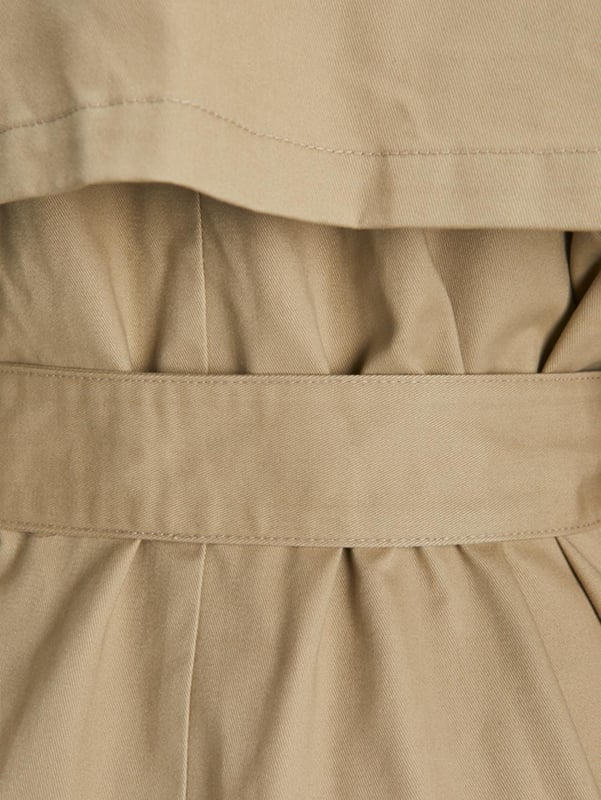 Jacke von TeeShoppen
Schöne und stilvolle Jacke von TeeShoppen. Mit dieser schönen Jacke von TeeShoppen können Sie nichts falsch machen.

 
Dies ist eine Jacke in khaki. Es ist eine perfekte Ergänzung zu Ihrem Outfit und Kleiderschrank.

 
 Welche Größe hat die Jacke?  
Die Jacke kann in folgenden Größen gewählt werden: XS, S, M, L, und XL.

 
Die Größen sind für Frauen angepasst.

 
 Über TeeShoppen
Preis und Qualität müssen nicht immer dasselbe sein, und das wollen wir mit unseren Produkten von TeeShoppen unterstreichen. Das Ziel unseres Sortiments ist es, Ihnen die Möglichkeit zu geben, Ihre Garderobe mit einfacher und moderner Kleidung zu ergänzen. Aber auch wenn die Kleidung einfach ist, haben wir keine Kompromisse bei der Qualität oder dem Design gemacht. Die Kleidungsstücke sind aus luxuriösen Materialien gefertigt, die sich angenehm tragen lassen und sich für jede Gelegenheit stylen lassen. Möchten Sie einen zeitlosen Anbieter von Mode für Männer und Frauen? Dann sind Sie bei TeeShoppen an der richtigen Adresse. Wir sind Spezialisten für den Verkauf von Basiskleidung. Sie zahlen nicht für teure Marken und Kosten, sondern nur für Qualität und Service. Wir erweitern ständig unser Sortiment, so dass Sie bei uns immer die neueste Mode kaufen können.