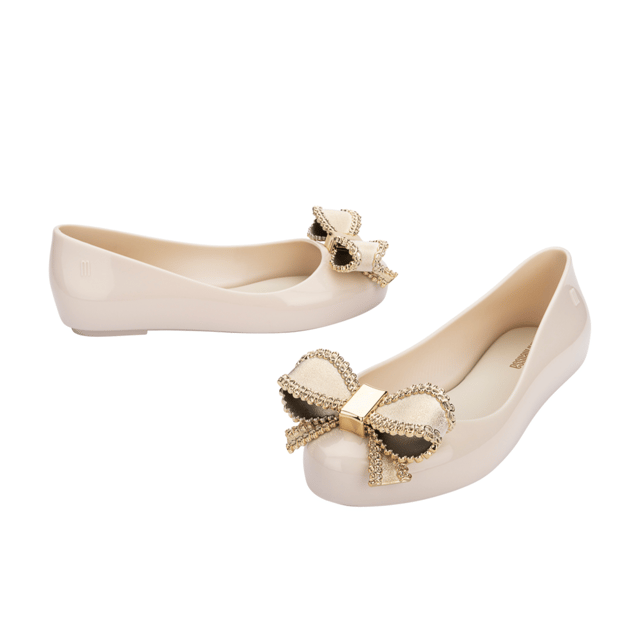 Dress your baby girl to the nines with the Mini Melissa Sweet Love IV! The maxi bow on the vamp adds a romantic twist and a delicate touch to the ballerina. Only the top of the foot is left exposed, and an extra strap with a buckle ensures a snug fit and extreme stability for your mini. The insole is notably comfortable and the color palette is to die for!