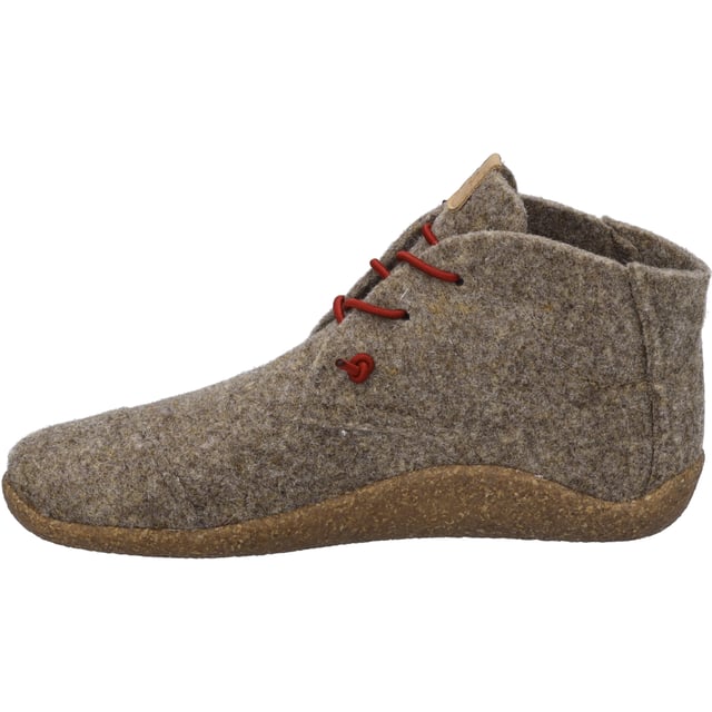 Mit dem Vinny 04 präsentiert JOSEF SEIBEL einen Hausschuh, der traditionelles Handwerk mit modernem Tragekomfort vereint. Dieser Damenschuh in Braun ist mehr als nur ein einfacher Hausschuh. Durch die Verwendung von hochwertigem Filz als Obermaterial und einer Sohle aus TR und Kork, wird nicht nur Nachhaltigkeit großgeschrieben, sondern auch Langlebigkeit und Rutschfestigkeit garantiert. Die beige Farbe der Sohle fügt sich harmonisch in das Gesamtbild ein und unterstreicht die natürliche Ausstrahlung des Schuhs. Eine besondere Erwähnung verdient die Strobel Machart, eine traditionelle Fertigungstechnik, die den Schuh besonders stabil macht und den Tragekomfort erhöht. Die Möglichkeit, die Textil-Innensohle herauszunehmen und bei Bedarf durch ein orthopädisches Fußbett zu ersetzen, bietet zusätzliche Flexibilität und individuelle Anpassung. Ob für gemütliche Stunden zuhause oder leichte Aktivitäten im Freizeitbereich - der Vinny 04 ist der ideale Begleiter für Damen, die Wert auf Qualität und Bequemlichkeit legen. Die Schnürung erlaubt eine individuelle Anpassung und sorgt für einen sicheren Halt. Als Teil der Relax-Kollektion von JOSEF SEIBEL, die für ihre Passformgarantie und erstklassige Qualität bekannt ist, steht der Vinny 04 symbolisch für Slow Fashion - eine Mode, die auf Langlebigkeit und zeitloses Design setzt, fernab von schnelllebigen Trends. Dies unterstreicht einmal mehr die Philosophie von JOSEF SEIBEL, Schuhe von höchster Qualität zu fertigen, die den Anforderungen eines bewussten und nachhaltigen Lebensstils gerecht werden.