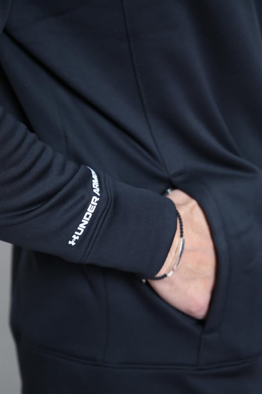 Under Armour Herren ¼ Zip Pullover Sweatshirt.
Kommend in einem frischen schwarzen Colourway.
Diese Sweats sind aus glattem, gebürstetem, weichem Polyester-Gewebe gefertigt.
Klassische UA Branding auf der Brust.
Sie verfügen über einen ¼-Reißverschluss und eine Reißverschlusstasche am Oberarm.
Elastische Bündchen und unterer Saum.
100% Polyester.
Maschinenwaschbar.