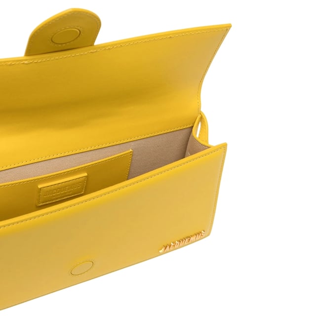 Este bolso de Jacquemus es el accesorio perfecto para aquellos que quieren agregar un toque clasico a su look diario, Bolso Jacquemus Amarillo, Cierre de Broche, Hecho en Italia, 100% Cuero, Bolso Amarillo Liso, Bolso The Bambino, Bolso Pequeo