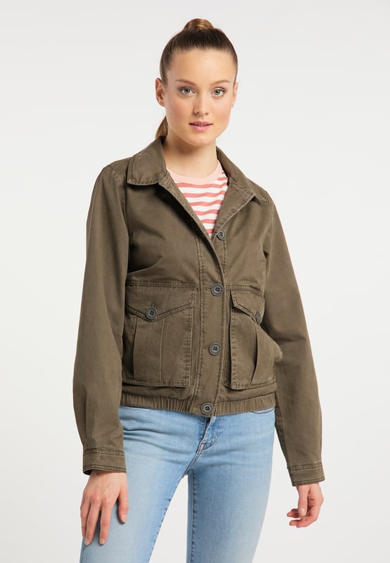 kein Futter, keine Füllung  Mit diesem lässigen Blouson von DreiMaster Vintage kommen wir ins Schwärmen. Der kurze Schnitt, die großen Pattentaschen, verziert mit großen Logo-Knöpfen ergeben einen trendigen Look. Ein im Saum eingearbeiteter Gummizug betont die sportliche Seite dieser Jacke. Praktisch: Die Taschen können auch als Eingriffstaschen genutzt werden und sind mit einem Druckknopf verschließbar, somit können Sie Schlüssel & Co. sicher verstauen. Die dekorative Knopfleiste mit Vintage Logo-Knöpfen und einer Logo-Applikation am Ärmel unterstreichen den Vintage Look.  Leichte Jacke von Drei