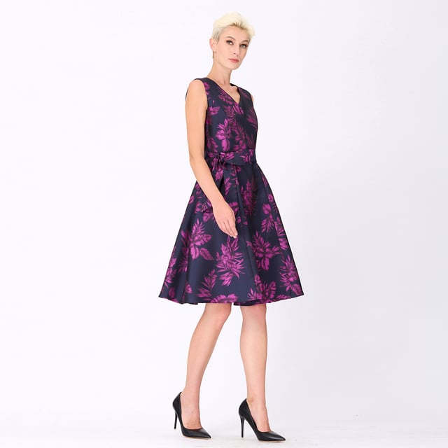 Een jurk die je silhouet benadrukt met glamour en elegantie. Gesproken lijfje, aantrekkelijke V -halslijn maar fatsoenlijke, brede stofgordel die de taille en royaal wijd uitlopende rok onderstreept. Volledig bekleed met satijnen stof, gesneden in een brokaatstof met "tropisch" patroon. Een cocktailitem om te exposeren tijdens je volgende avond of feest.
 
Productdetails:
 • Formulier: fit-and-flare
 • Lengte: 101 cm
 • Zonder mouwen
 • V kraag
 • Invisible Zipper Center Back
 • Toegevoegd riem