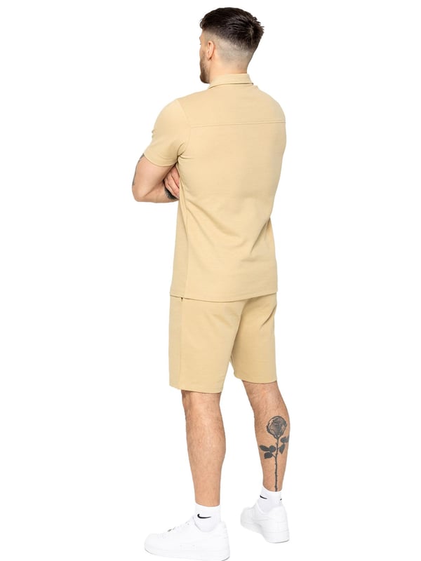 Het Enzo Milano poloshirt trainingspak is gemaakt van hoogwaardige stof, met een rechte zoom en een open kraag voor een verfijnde uitstraling. Gecombineerd met de veelzijdige Enzo heren stretch shorts biedt de set comfort en gemak met twee zijzakken, twee achterzakken met een paspel, een elastische tailleband met verstelbaar trekkoord en een detail van een voorkant naad.