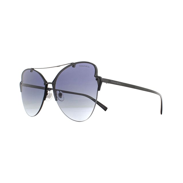 Las gafas de sol Tiffany 3063 60074L Negro Azul Degradado son un precioso modelo ojo de gato de la colección Paper Flowers de Tiffany. La montura metálica tiene forma de flor de papel con patillas planas con grabados de Tiffany & Co y las T de Tiffany adornan las puntas de las patillas. Un fino puente doble ofrece un acabado vanguardista a este estilo femenino sin esfuerzo.