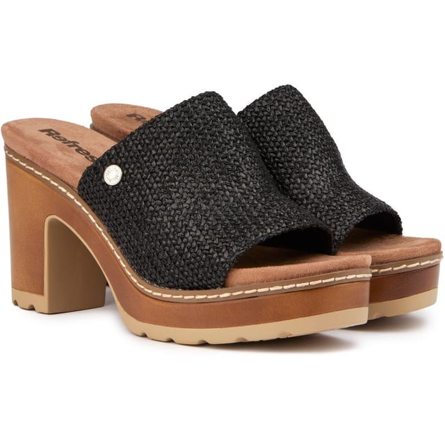 Abraza las vibras veraniegas con las sandalias de plataforma con tacón Refresh, elaboradas con materiales veganos para elevar tu estilo con conciencia y actitud. Estas sandalias de plataforma cuentan con un bonito empeine que se ajusta a tu pie, suela de goma y una plantilla de espuma viscoelástica para un confort supremo. El tacón y la plataforma de 8 cm añaden altura, mientras que la marca Refresh aporta un toque de elegancia. Éticas y elegantes, son una declaración de moda.