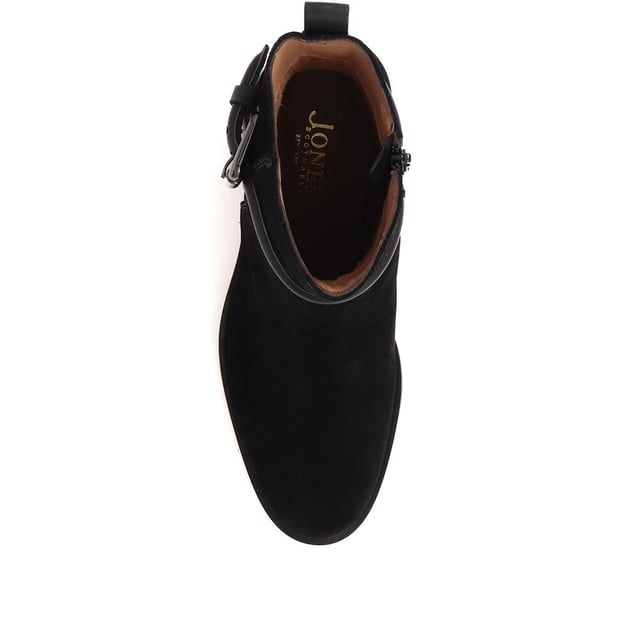 Step into low-key luxury with our leather ankle boots, where every detail counts. The buckle straps signal a fusion of timeless craftsmanship with unique flair. Classic meets contemporary in a design crafted for those who know their style.
