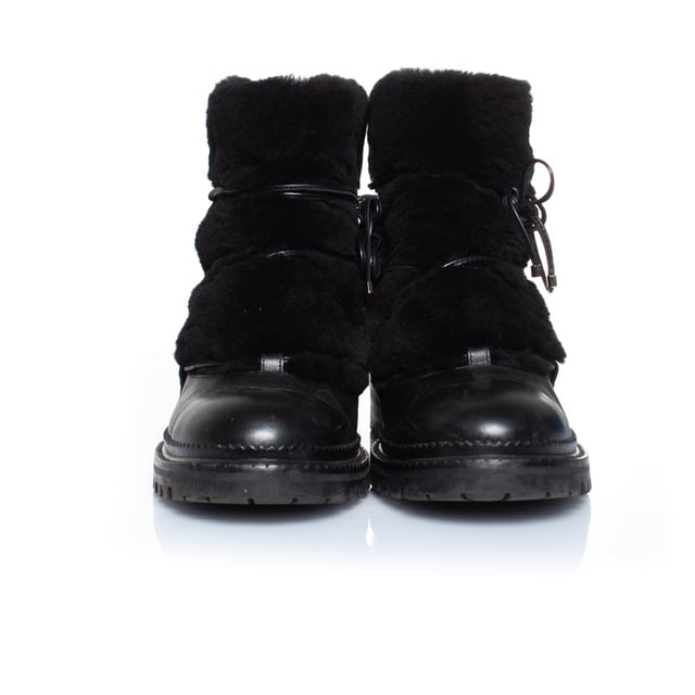 VINTAGE, RRP AS NEW
Jimmy Choo, Fur embellished leather lace up boots. The item is in very good condition.
• CONDITION: very good condition 

• SIZE: 38.5

• INSOLE MEASUREMENTS: 25 cm

• HEEL MEASUREMENTS: 3 cm PLATFORM: 2 cm

• SHAFT HEIGHT: 16 cm WIDTH TOP: 14 cm

• FABRIC: leather, fur

• COLOUR: black