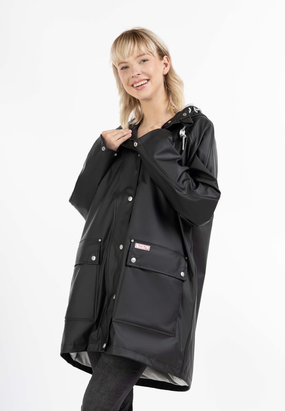 Het regenjack van myMo is met zijn brede poncho vorm helemaal in de trend. Het gecoate materiaal is bovendien niet alleen waterdicht, maar dankzij de gesealde naden ook winddicht en biedt zo de beste bescherming tegen alle weersomstandigheden. De binnenvoering is van een zachte jersey, wat het draagcomfort nog vergroot. Een grote capuchon met trekkoorden en een glitterkoord, verstelbare manchetten en de optimale lengte zorgen ook voor duurzame bescherming. Effectieve luchtcirculatiegaten onder de armen zorgen voor een goed ademend vermogen. De oogjes, knopen en andere kleine details zijn versierd met mooie en stijlvolle logo reliëfs.Belangrijke maatinformatie: Omdat het jack een speciale oversize vorm heeft, is het geschikt voor verschillende maten: Maat XS/S - past tot maat 42/44 Maat M/L - past tot maat 46/48 Maat XL/XXL - past tot maat 50/52