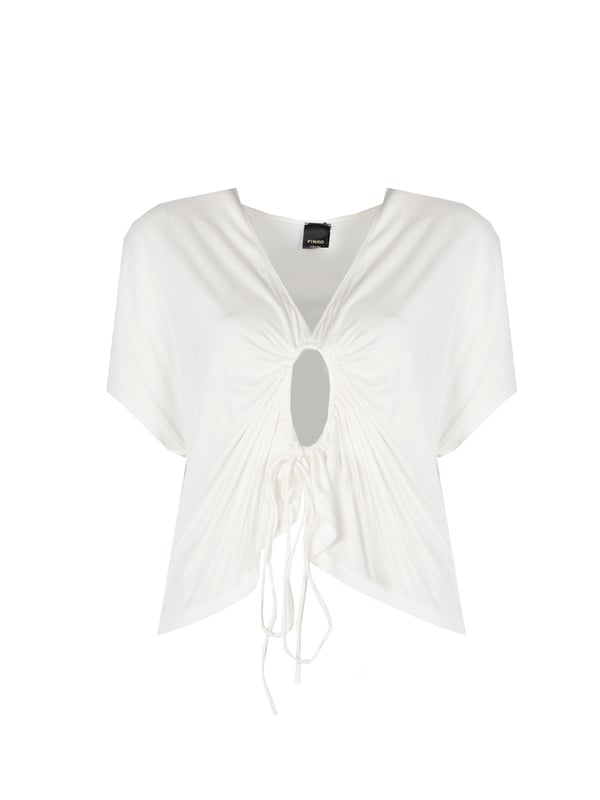 Este diseño holgado es la esencia de la comodidad y el estilo, perfecto para quienes valoran la libertad de movimiento y un look casual para el día a día.

El escote en V es un elemento atemporal que subraya delicadamente el cuello y añade feminidad a cualquier outfit.

Con manga corta, proporcionando comodidad en los días más cálidos, este top es un must-have en cualquier armario de verano.

El fruncido decorativo en el frente es un detalle original que atrae la mirada y da a esta blusa un carácter único.

Hecho de tela de alta calidad, garantiza no solo un aspecto premium, sino también durabilidad y resistencia al uso diario.

Producido en Italia, lo que es sinónimo de artesanía, diseño y calidad indiscutible, haciendo de este producto una elección para los clientes más exigentes.