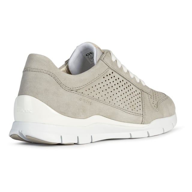 Dieser Sneaker, der sich an der Ästhetik von Laufschuhen orientiert, lässt sich vielseitig stylen und passt gut zu lässigen Alltagslooks. Der federleichte und bequeme Schuh wurde aus Wildleder gefertigt und mit einer kontrastierenden Laufsohle versehen.