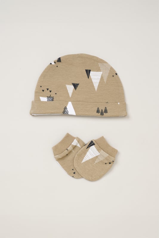 This Homegrown Baby printed 5-Piece Gift Set includes a cosy all-in-one, bodysuit, hat, and mitts. Made from soft 100% organic cotton, the set features 'Grow with Me' functionality for adjustable fit. Packaged in a mesh bag, it's the perfect gift for welcoming a new baby.