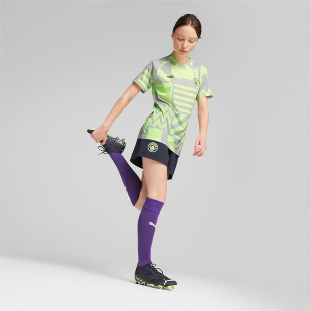 PRODUCT STORY Spelers, maak je klaar om ze gek te maken met de FUTURE 1.4 - de schoen voor de meest creatieve speler op het veld. Met een adaptieve FUZIONFIT+ compressieband over de voet die zorgt voor de ultieme pasvorm en ondersteuning - zelfs als de schoen zonder veters wordt gedragen - en een lichtgewicht stevige zoolplaat, heb je alles wat je nodig hebt om het spel op jouw manier te spelen. Functies en voordelen Pasvorm voor dames: Dit product is ontworpen voor de vrouwelijke voet, op basis van pasvormtests en feedback van vrouwelijke atleten, zodat jij je stempel kunt drukken op het veldFUZIONFIT+: Adaptieve compressietechnologie die je voet vastzet en explosievere bewegingen op het veld mogelijk maaktGRIP CONTROL PRO: Superdunne getextureerde huid ontworpen voor verbeterde balcontrole, ongeacht de veldomstandigheden DETAILS SokconstructieNano-griptechnologieAdvanced Creator ZonesDynamic Motion System buitenzoolFG/AG: Firm Ground/Artificial GroundPUMA Cat Logo op de hiel