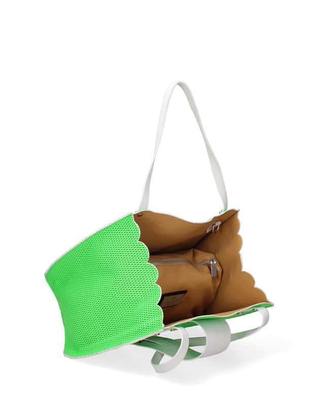 Damen-Umhängetasche mit Magnetknopfverschluss. Clutch-Innentaschen. fehlende Außentaschen. fehlender Schultergurt. Ledergriff. ein Innenfach. UmhängetascheAußenmaterial für Damen, innen aus Wildleder. Maße: 32x26x13 cm. Hergestellt in Italien