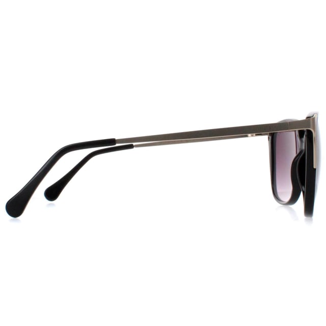 Las gafas de sol Radley Romala 104 negro pÃºrpura tienen una sofisticada montura de acetato con forma de ojo de gato, ligera y resistente, que garantiza una comodidad y un uso duraderos. Las lentes proporcionan una protecciÃ³n UV excepcional, Adornado con sutil marca Radley en los templos, estas gafas de sol exuda lujo discreto, por lo que es un accesorio versÃ¡til que complementa a la perfecciÃ³n cualquier equipo.