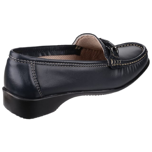 Cotswold Damen Barrington Loafer-Schuh. Schlupfschuh mit Zwickel an den Seiten für sicheren Sitz. Niedriger Absatz. Gepolsterte Knöchelpolsterung. Schicker Lederschuh. Akzentnähte. Schnallenverzierung auf der Vorderseite des Schuhs. Rutschfeste Sohle. Obermaterial: Leder, Futter: Textil, Sohle: TPR.