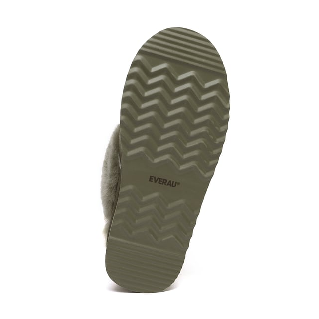 Met maximale gezelligheid en een beetje lift. Ervaar de modieuze aantrekkingskracht van de Wagtail-slippers. Het bovenwerk van rundsuède is behandeld met een waterafstotende coating. De toegevoegde functie van een afneembare riem betekent dat je ze met of zonder kunt dragen, wat geweldig is voor extra flexibiliteit bij het combineren van je outfits. Specificatie: Suède bovenwerk Warme schapenvacht Wollen voering Zachte schapenvachtwollen binnenzool EVA-zool Technologieën: Water & Vlekbestendig bovenwerk Slipvaste buitenzool