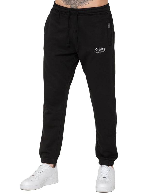 Eleva tu estilo con los joggers de ajuste regular de Enzo Milano. Cuentan con una cintura elástica con cordones ajustables y puños acanalados en los tobillos para un ajuste ceñido. Los joggers tienen bolsillos laterales, y en el lado izquierdo hay un pequeño logotipo impreso en blanco que añade un toque elegante. Están confeccionados con un material suave y cómodo, lo que los hace ideales para uso casual o actividades deportivas.